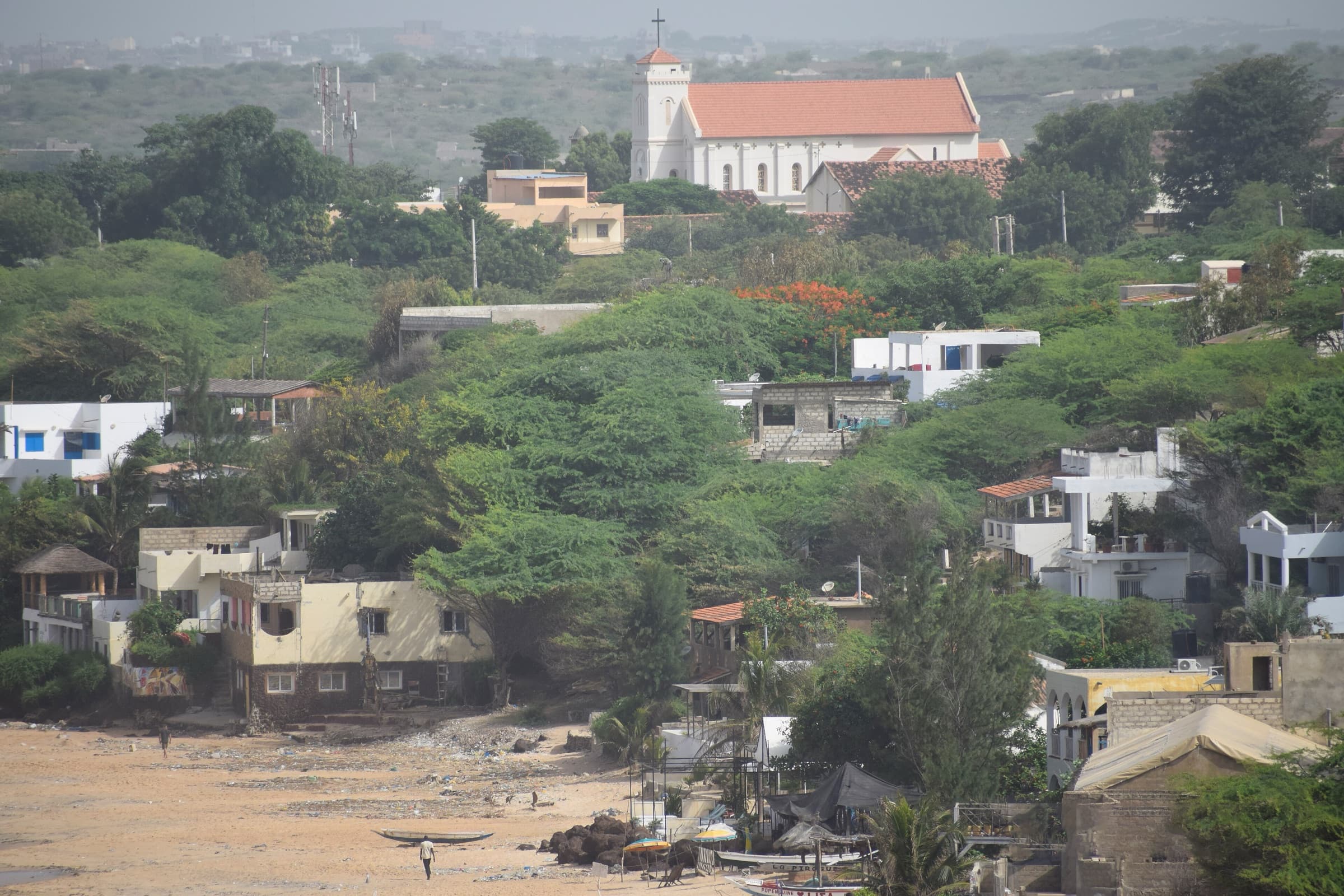 L'église sur la colline, au-dessus du village et de la plage